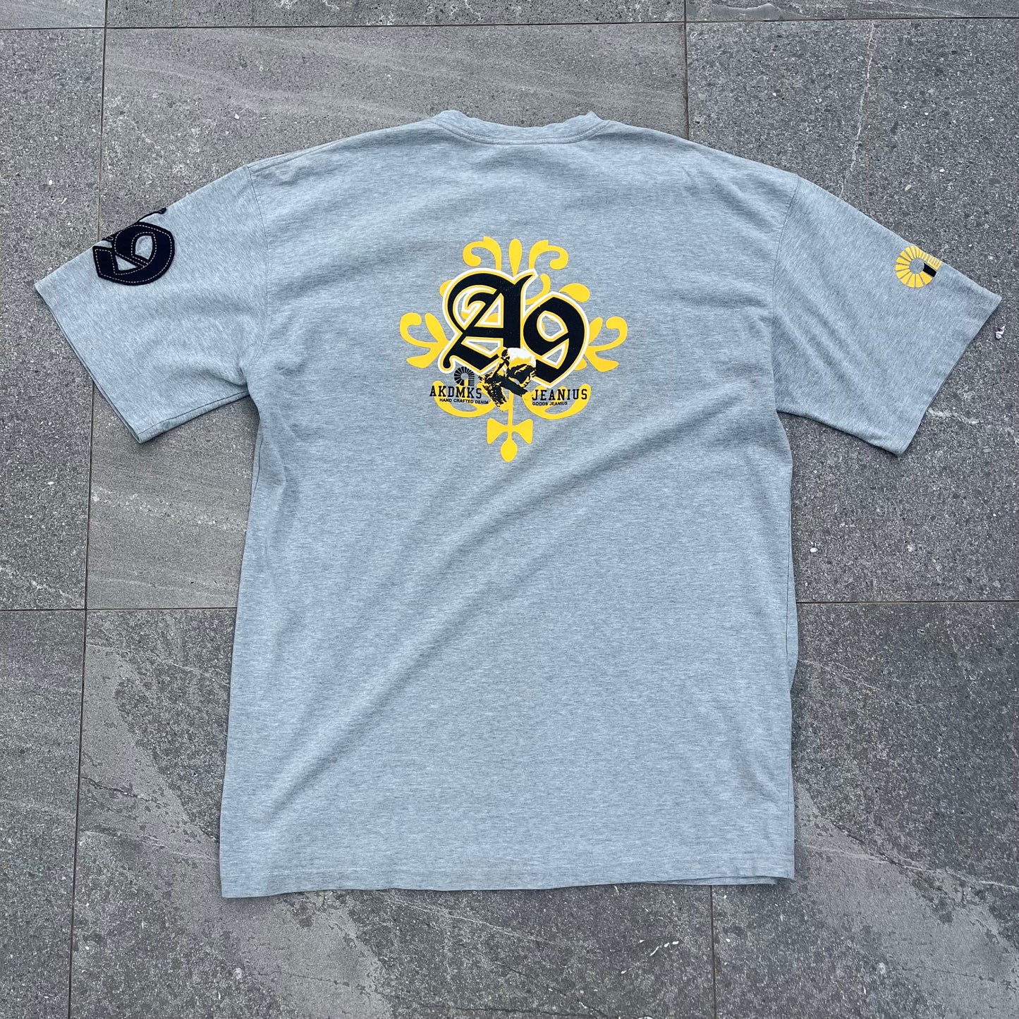 2000s akademiks tee - L