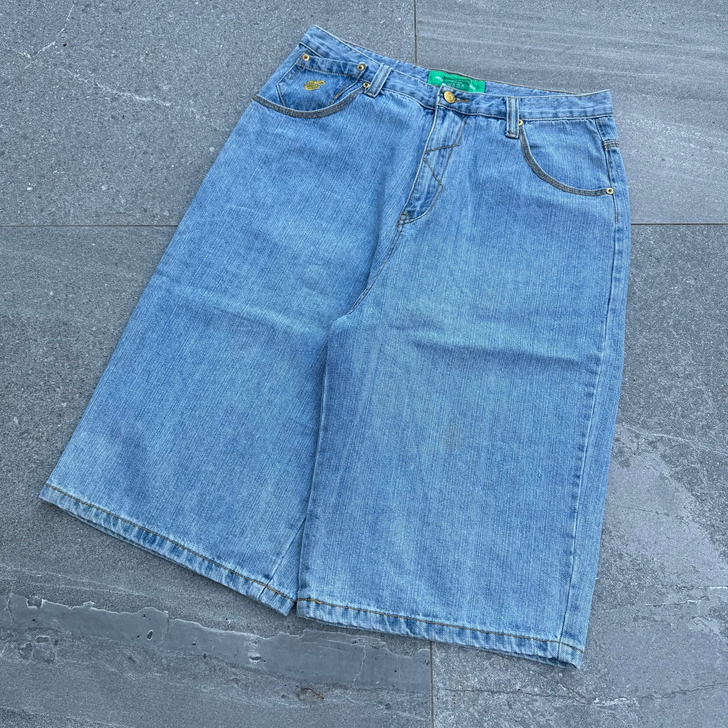 cleaaaaan rocawear jorts - 32”