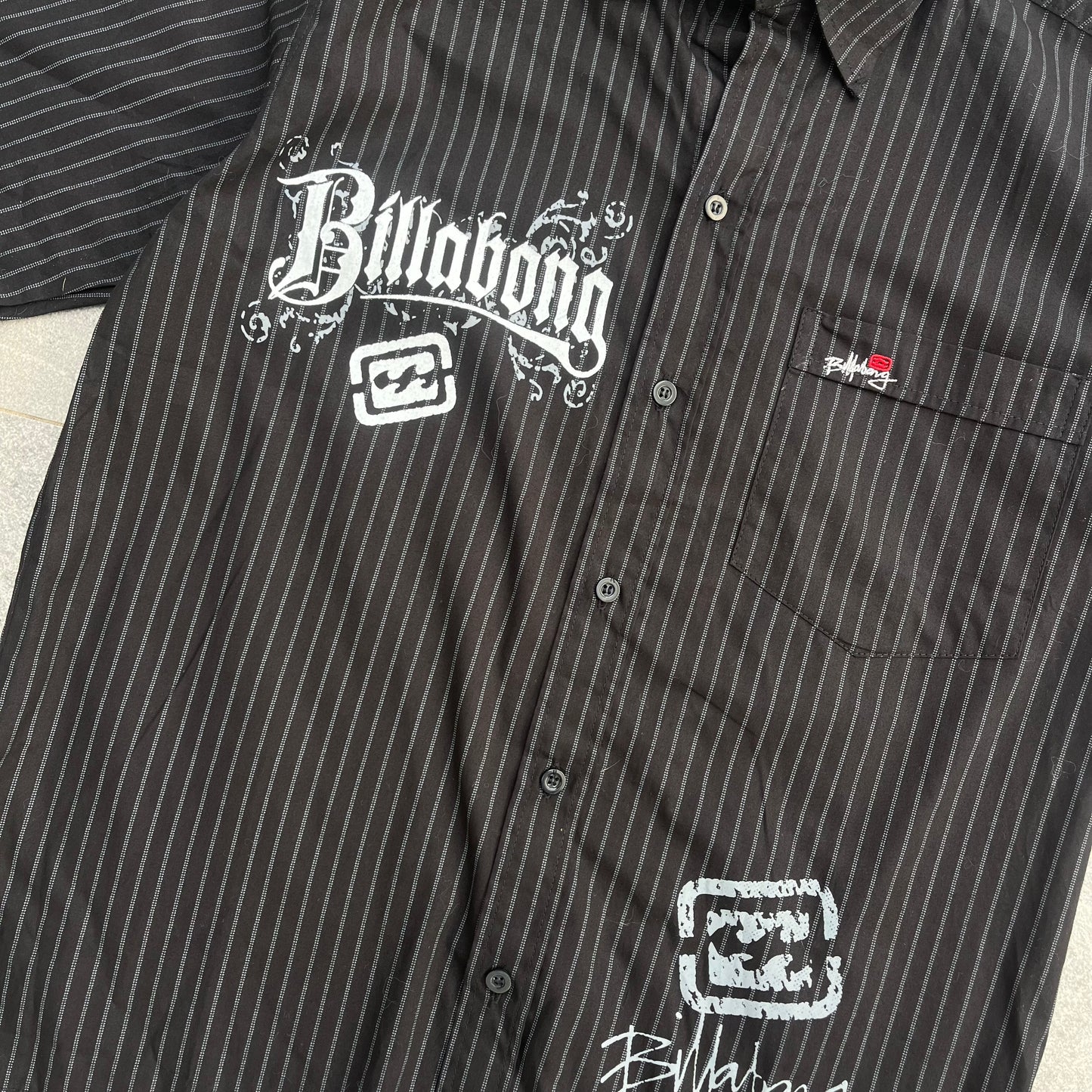 2000s billabong graphic button up - M